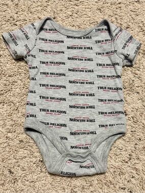 True Religion Baby Bodysuit 3–6M Gray Logo